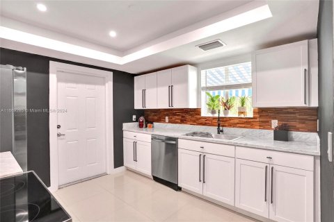 Casa en venta en Miami, Florida, 4 dormitorios, 157.75 m2 № 1386160 - foto 6