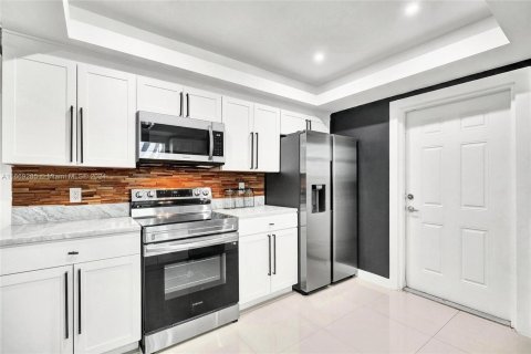 Casa en venta en Miami, Florida, 4 dormitorios, 157.75 m2 № 1386160 - foto 7