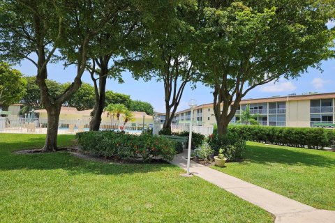 Condo in Palm Springs, Florida, 1 bedroom  № 1182373 - photo 4