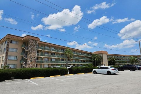 Condo in Palm Springs, Florida, 1 bedroom  № 1182373 - photo 15