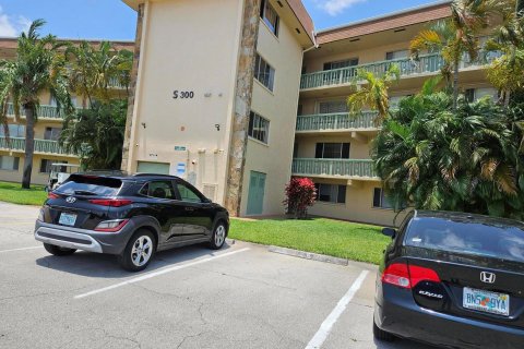 Condo in Palm Springs, Florida, 1 bedroom  № 1182373 - photo 2