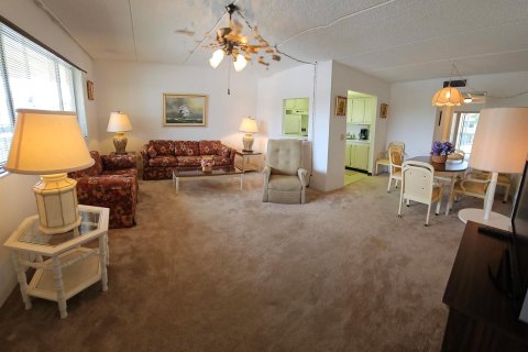 Condo in Palm Springs, Florida, 1 bedroom  № 1182373 - photo 13