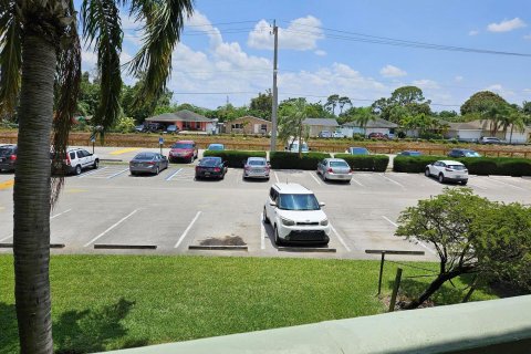 Condo in Palm Springs, Florida, 1 bedroom  № 1182373 - photo 1