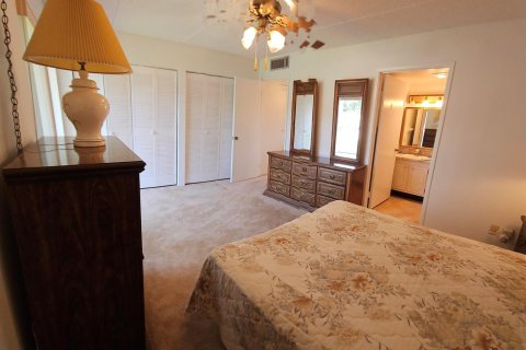 Condo in Palm Springs, Florida, 1 bedroom  № 1182373 - photo 9