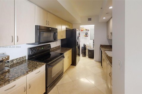 Condo in Miami Beach, Florida, 1 bedroom  № 1378817 - photo 21