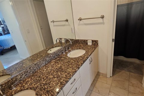 Condo in Miami Beach, Florida, 1 bedroom  № 1378817 - photo 27