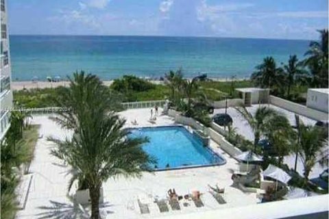 Condo in Miami Beach, Florida, 1 bedroom  № 1378817 - photo 10