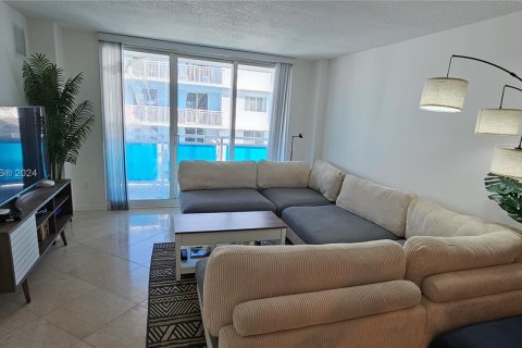 Condo in Miami Beach, Florida, 1 bedroom  № 1378817 - photo 12