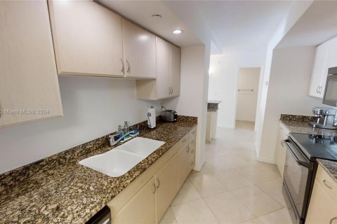 Condo in Miami Beach, Florida, 1 bedroom  № 1378817 - photo 17