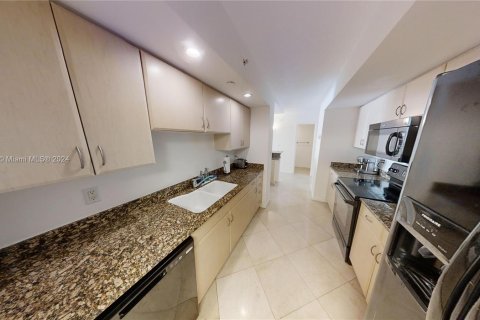 Condo in Miami Beach, Florida, 1 bedroom  № 1378817 - photo 18