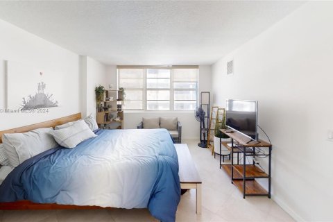 Condo in Miami Beach, Florida, 1 bedroom  № 1378817 - photo 24