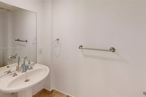 Condo in Miami Beach, Florida, 1 bedroom  № 1378817 - photo 20