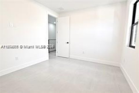 Immobilier commercial à vendre à Miami, Floride: 369.75 m2 № 1378856 - photo 10