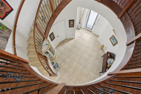 House in Miami, Florida 5 bedrooms, 338.63 sq.m. № 1378818 - photo 15