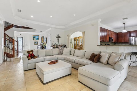 House in Miami, Florida 5 bedrooms, 338.63 sq.m. № 1378818 - photo 8