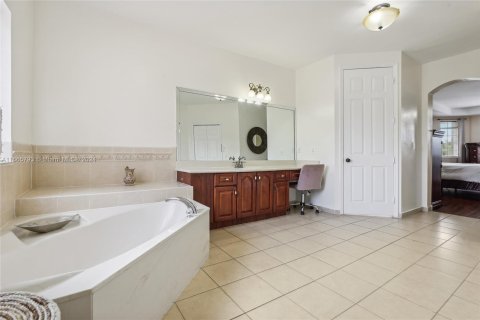 House in Miami, Florida 5 bedrooms, 338.63 sq.m. № 1378818 - photo 22