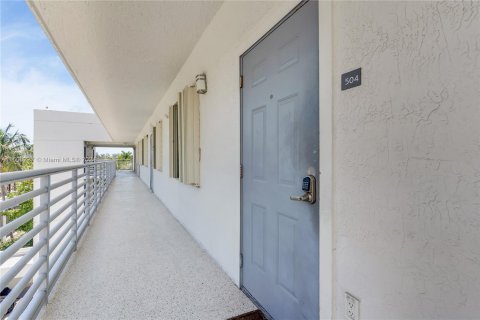 Condo in Miami Beach, Florida, 2 bedrooms  № 1230751 - photo 6