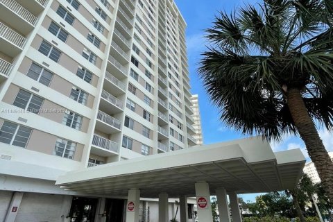 Condo in Sunny Isles Beach, Florida, 1 bedroom  № 851584 - photo 29