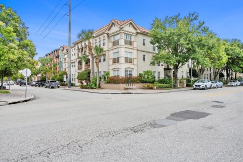 Condo in Tampa, Florida, 1 bedroom  № 1341575 - photo 1