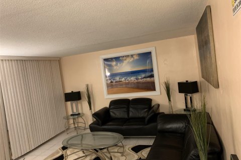 Condo in North Miami Beach, Florida, 1 bedroom  № 841779 - photo 14