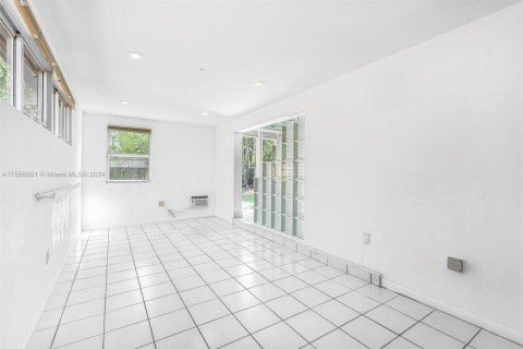 Casa en venta en Miami, Florida, 4 dormitorios, 194.63 m2 № 1078323 - foto 14