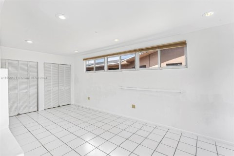 Casa en venta en Miami, Florida, 4 dormitorios, 194.63 m2 № 1078323 - foto 12