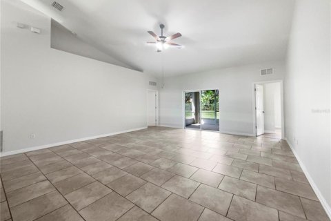 Villa ou maison à vendre à Palm Coast, Floride: 4 chambres, 174.01 m2 № 722202 - photo 3