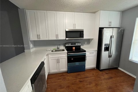 Condo in Miramar, Florida, 1 bedroom  № 1328704 - photo 1