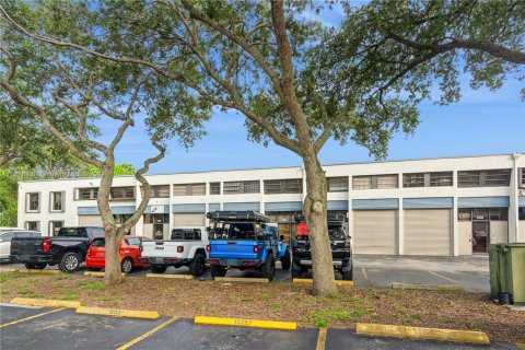 Propiedad comercial en venta en Miami, Florida № 1401419 - foto 6