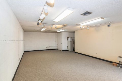 Propiedad comercial en venta en Miami, Florida № 1401419 - foto 12