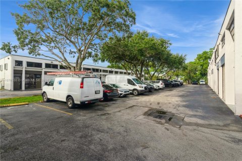 Propiedad comercial en venta en Miami, Florida № 1401419 - foto 8