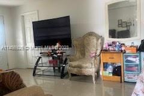 House in Miami, Florida 5 bedrooms, 164.99 sq.m. № 730256 - photo 10