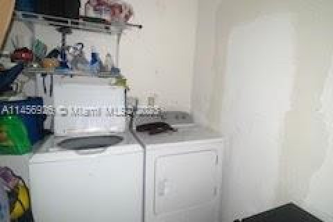 House in Miami, Florida 5 bedrooms, 164.99 sq.m. № 730256 - photo 14