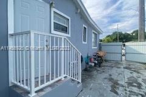 House in Miami, Florida 5 bedrooms, 164.99 sq.m. № 730256 - photo 6