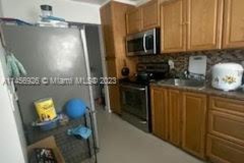 House in Miami, Florida 5 bedrooms, 164.99 sq.m. № 730256 - photo 11