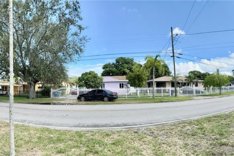 House in Miami, Florida 5 bedrooms, 164.99 sq.m. № 730256 - photo 26