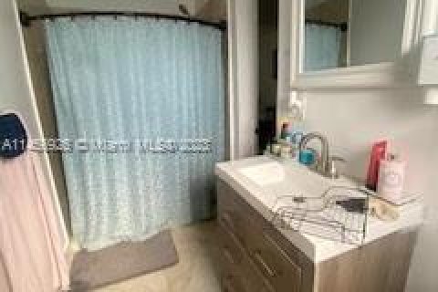 House in Miami, Florida 5 bedrooms, 164.99 sq.m. № 730256 - photo 12