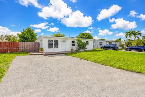 House in Margate, Florida 4 bedrooms, 163.32 sq.m. № 1305279 - photo 2