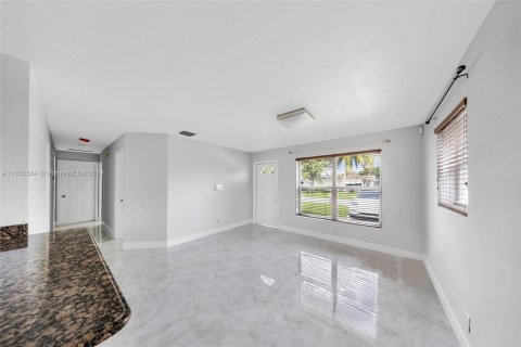 Villa ou maison à vendre à Margate, Floride: 4 chambres, 163.32 m2 № 1305279 - photo 5