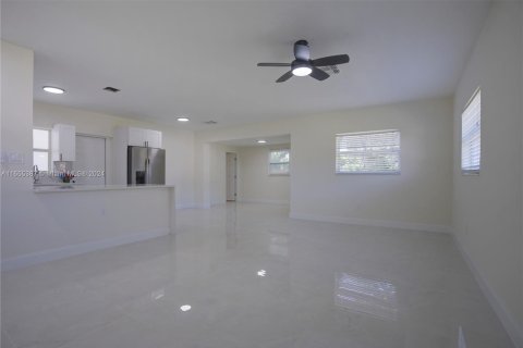 House in Cutler Bay, Florida 3 bedrooms, 120.59 sq.m. № 1355108 - photo 8