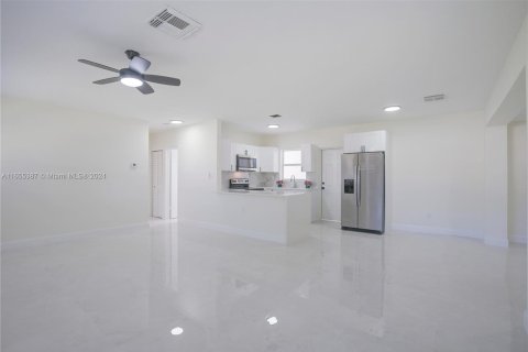 House in Cutler Bay, Florida 3 bedrooms, 120.59 sq.m. № 1355108 - photo 9