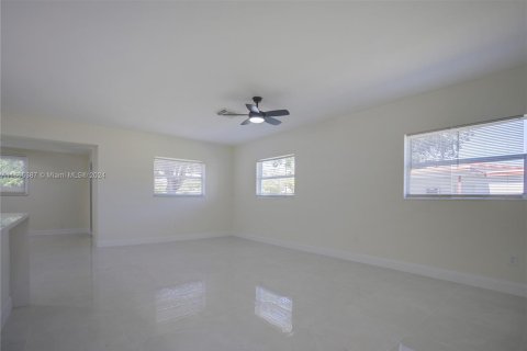 House in Cutler Bay, Florida 3 bedrooms, 120.59 sq.m. № 1355108 - photo 7