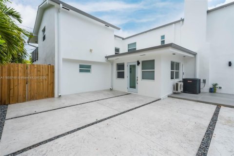 Apartamento en alquiler en Miami, Florida, 1 dormitorio, 384.24 m2 № 1355186 - foto 2