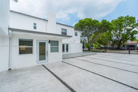 Apartamento en alquiler en Miami, Florida, 1 dormitorio, 384.24 m2 № 1355186 - foto 1