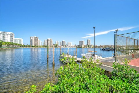 Condo in Aventura, Florida, 2 bedrooms  № 1232516 - photo 29