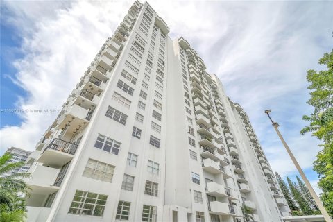 Condo in Aventura, Florida, 2 bedrooms  № 1232516 - photo 1