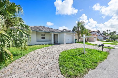 Casa en venta en Cutler Bay, Florida, 3 dormitorios, 159.05 m2 № 1235993 - foto 2