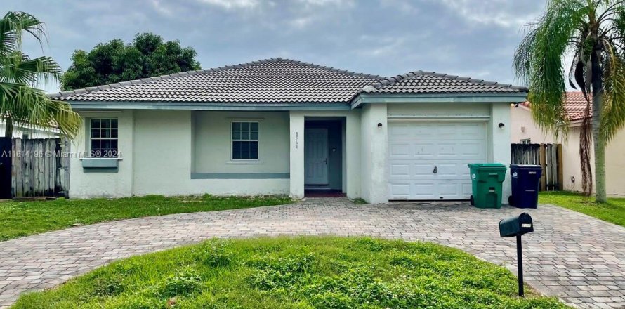 House in Cutler Bay, Florida 3 bedrooms, 159.05 sq.m. № 1235993