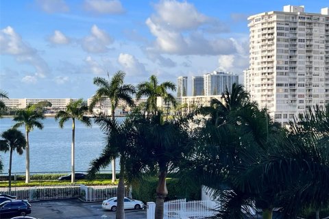 Condo in Aventura, Florida, 1 bedroom  № 1421430 - photo 1