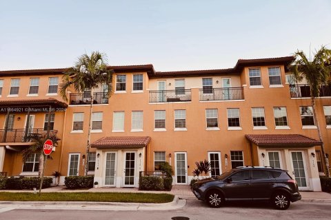 Condo in Pembroke Pines, Florida, 2 bedrooms  № 1391754 - photo 1